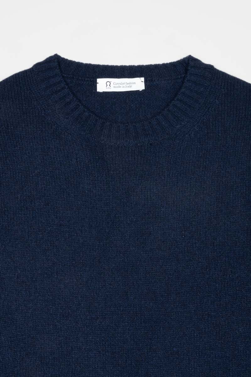 blauer Pullover Romeo aus recycelter Kaschmirwolle