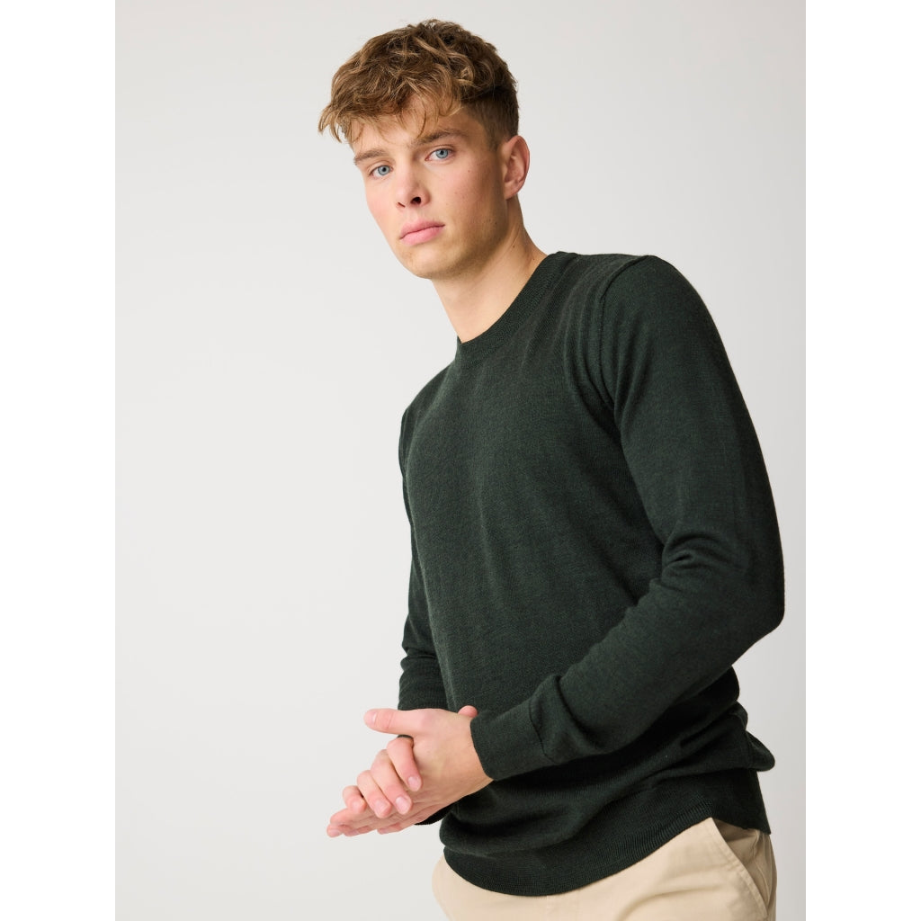 Knowledge Cotton Apparel  Herrenpullover mit Rundhalsausschnitt aus Merinowolle