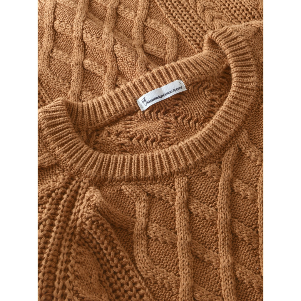 Knowledge Cotton Apparel hellbrauner Herrenpullover mit Zopfmuster aus Bio-Baumwolle