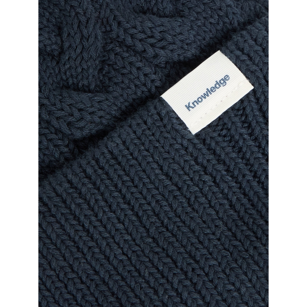 Knowledge Cotton Apparel  Mütze mit Quasten und Zopfrippstrick Unisex dunkelblau und aus GOTS Zertifizierter Baumwolle