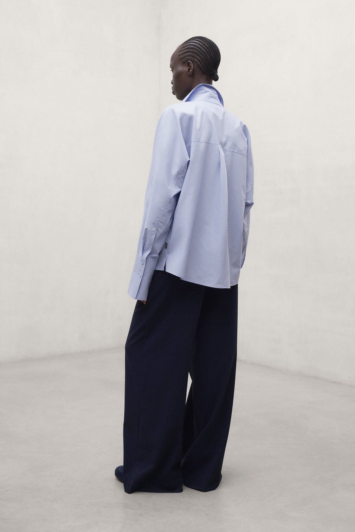 Ecoalf hellblaue Bluse Crespo - oversized aus TENCEL™ Lyocell und Bio-Baumwolle