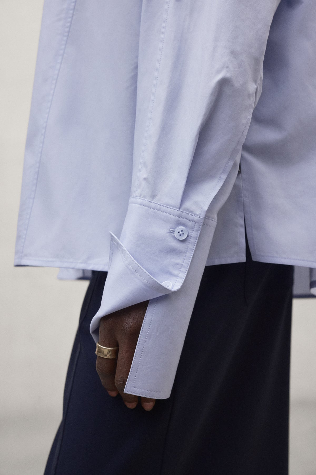 Ecoalf hellblaue Bluse Crespo - oversized aus TENCEL™ Lyocell und Bio-Baumwolle