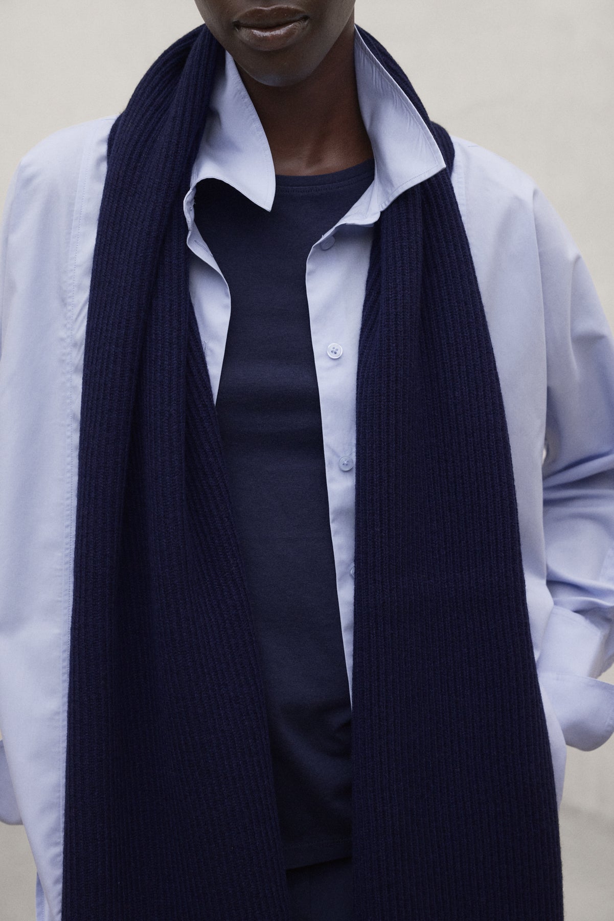 Ecoalf hellblaue Bluse Crespo - oversized aus TENCEL™ Lyocell und Bio-Baumwolle