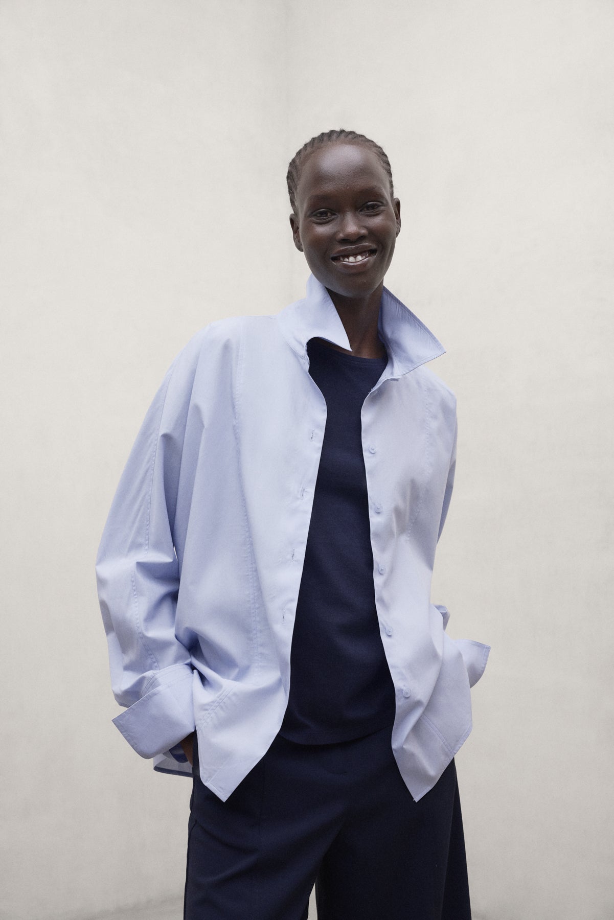 Ecoalf hellblaue Bluse Crespo - oversized aus TENCEL™ Lyocell und Bio-Baumwolle