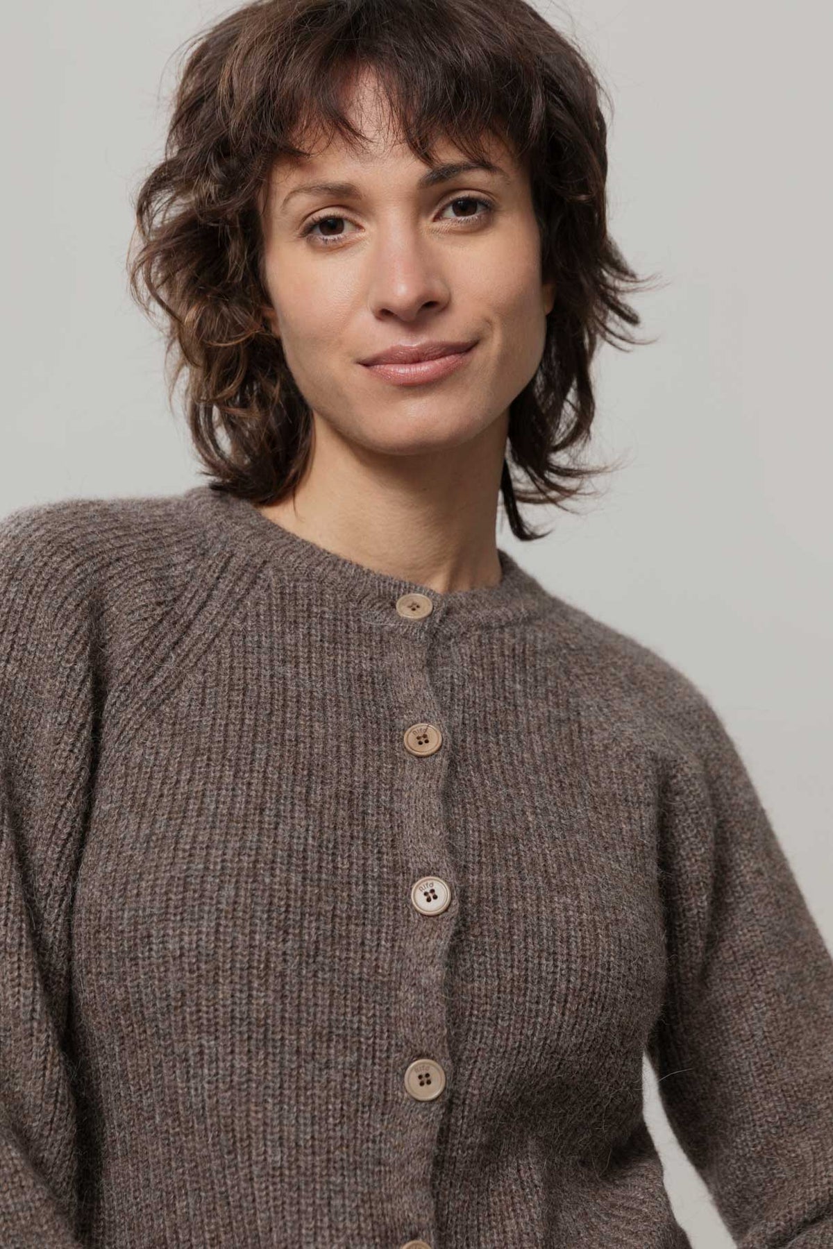 Rifo Vittoria Damen Cardigan braun aus recycelter GRS zertifizierter Alpakawolle