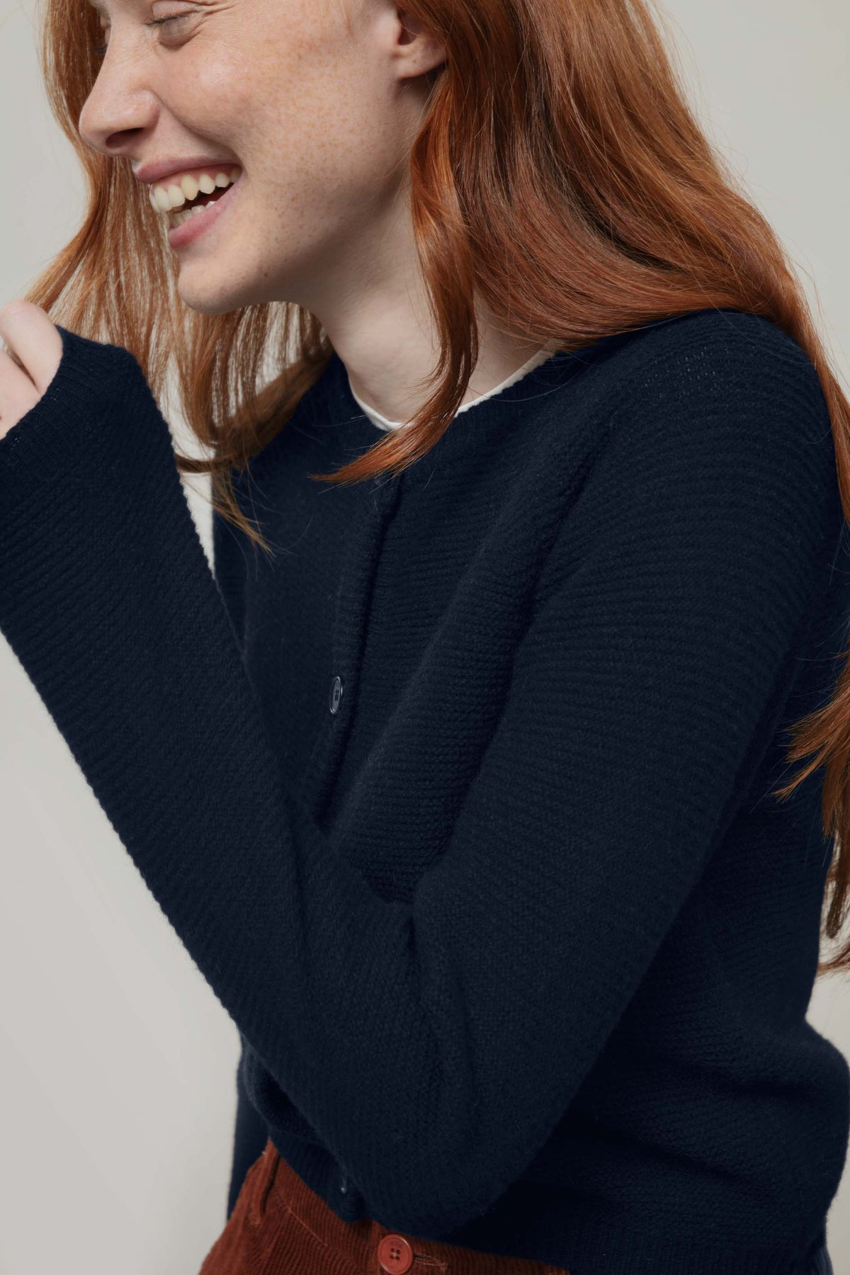 Rifo Mafalda Cardigan schwarz aus recycelter GRS zertifizierter Kaschmirwolle