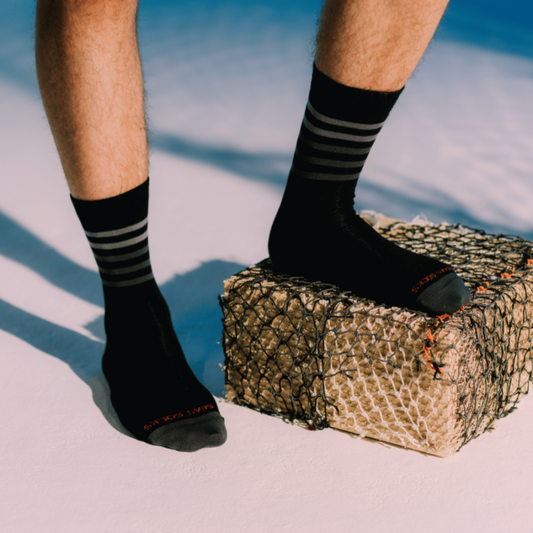 Schwarze gestreifte Socken "Reef" Healthy Seas aus Econyl und Bio Baumwolle