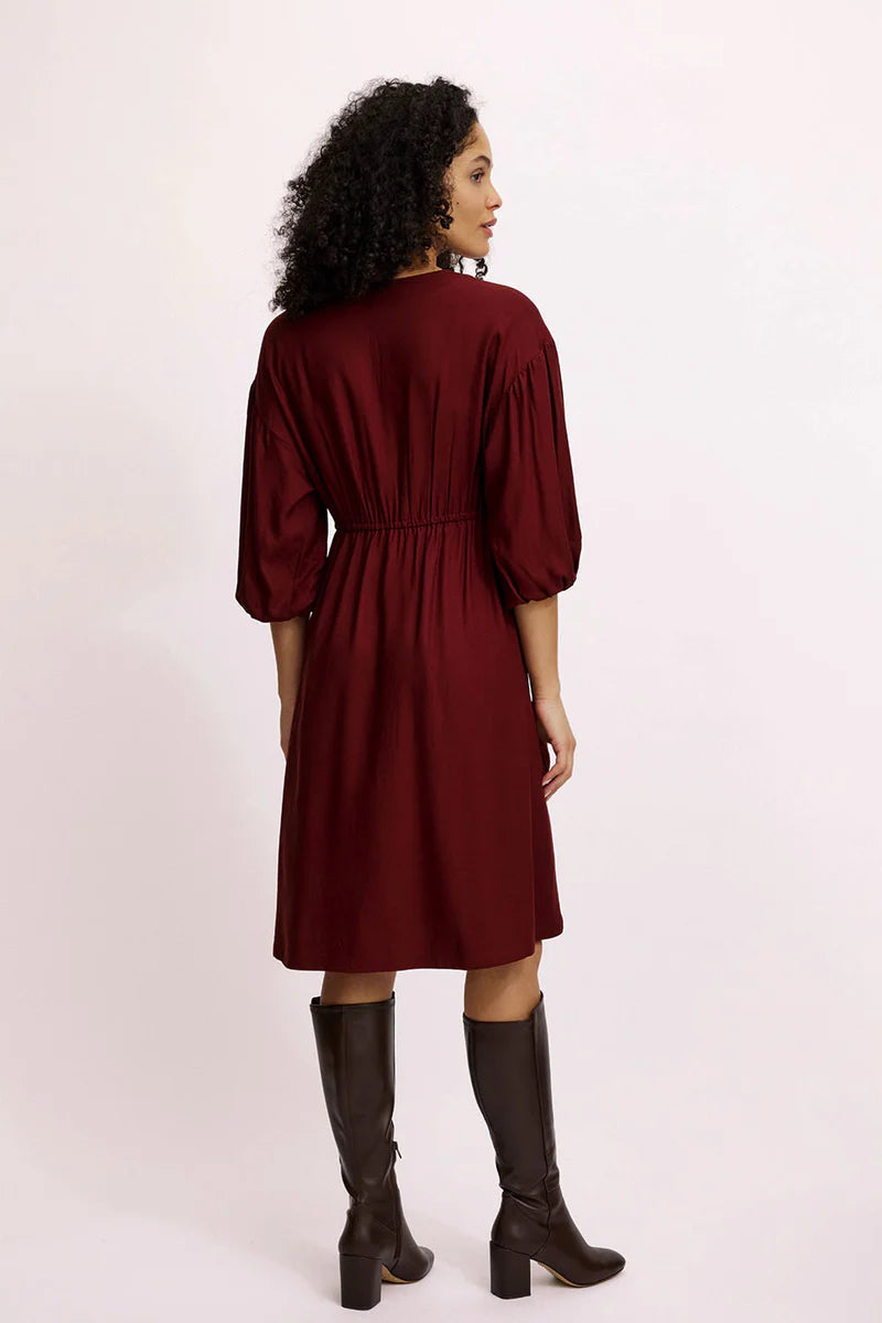 Tailliertes Kleid aus EcoVero™