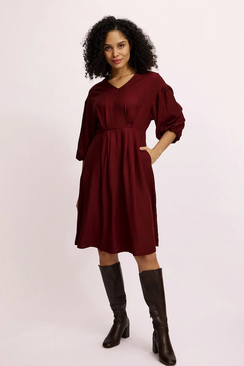 Tailliertes Kleid aus EcoVero™