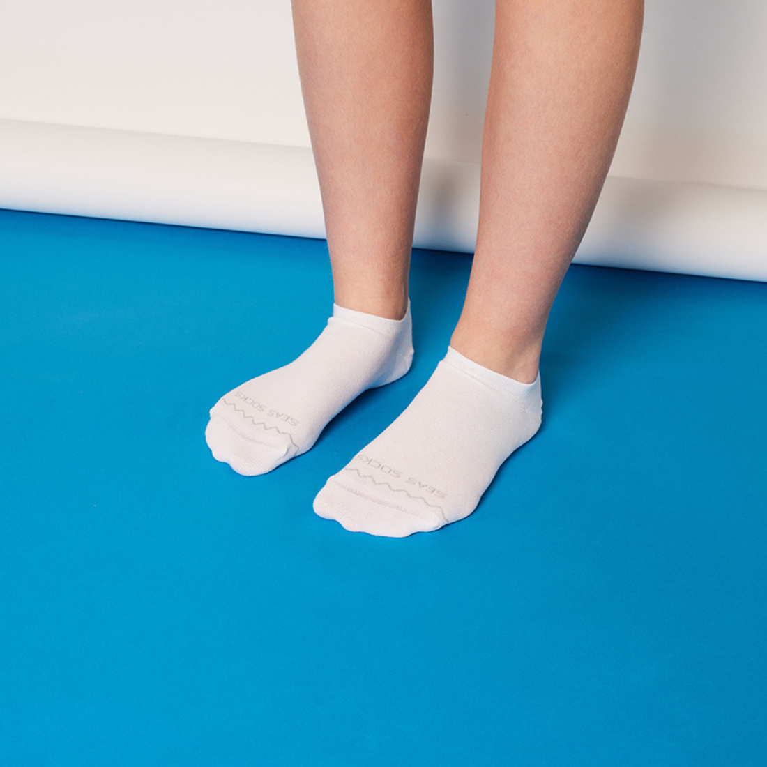 Weisse Sneakersocken Healthy Seas aus Econyl und Bio Baumwolle "Plaice"